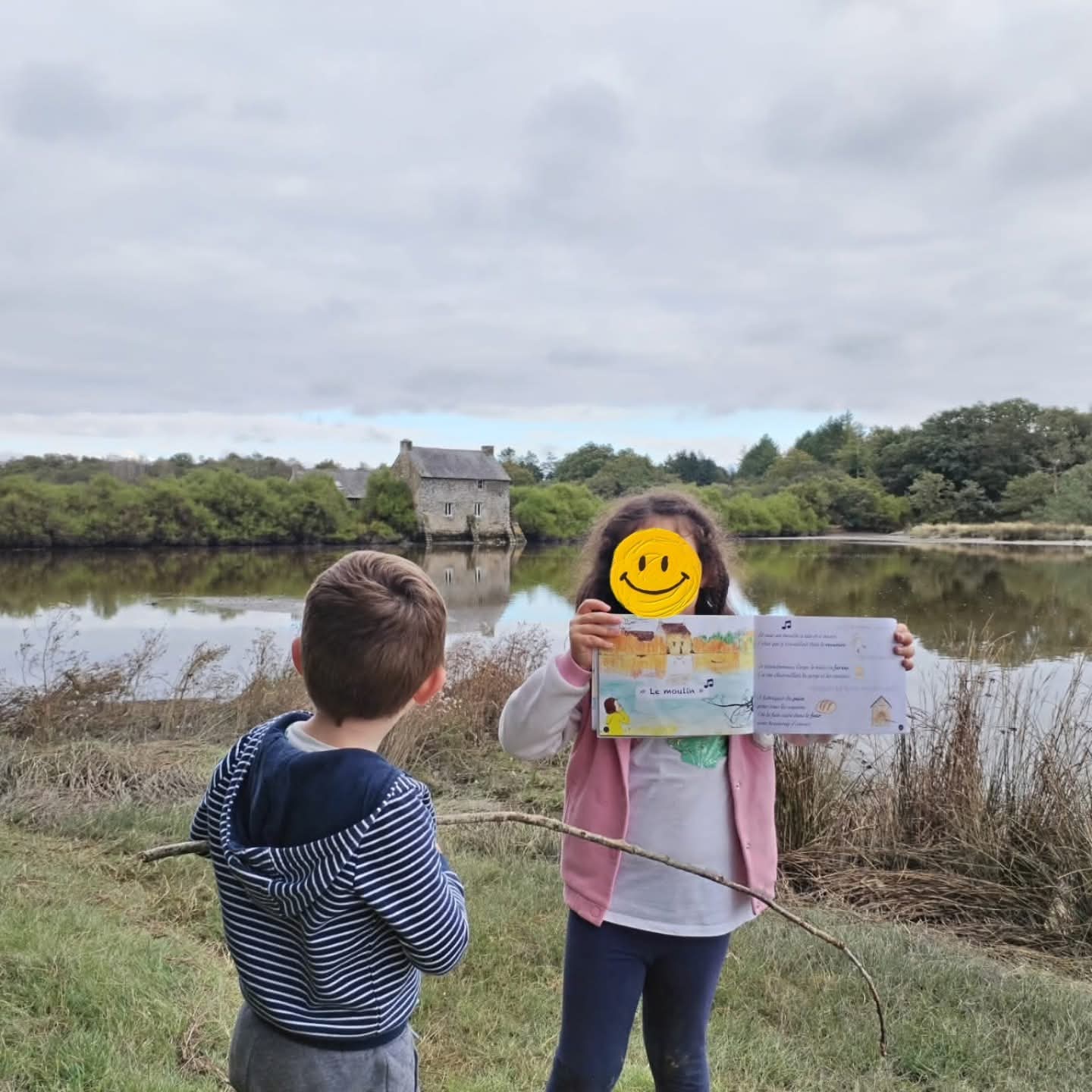 Enfants en balade le long de la rivière d'Etel en suivant le l'album Ethel, Chloé et le Listoir